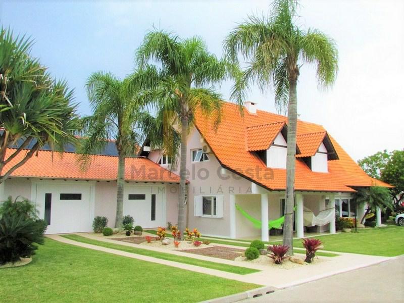 Casa 04 dormitórios - F-196