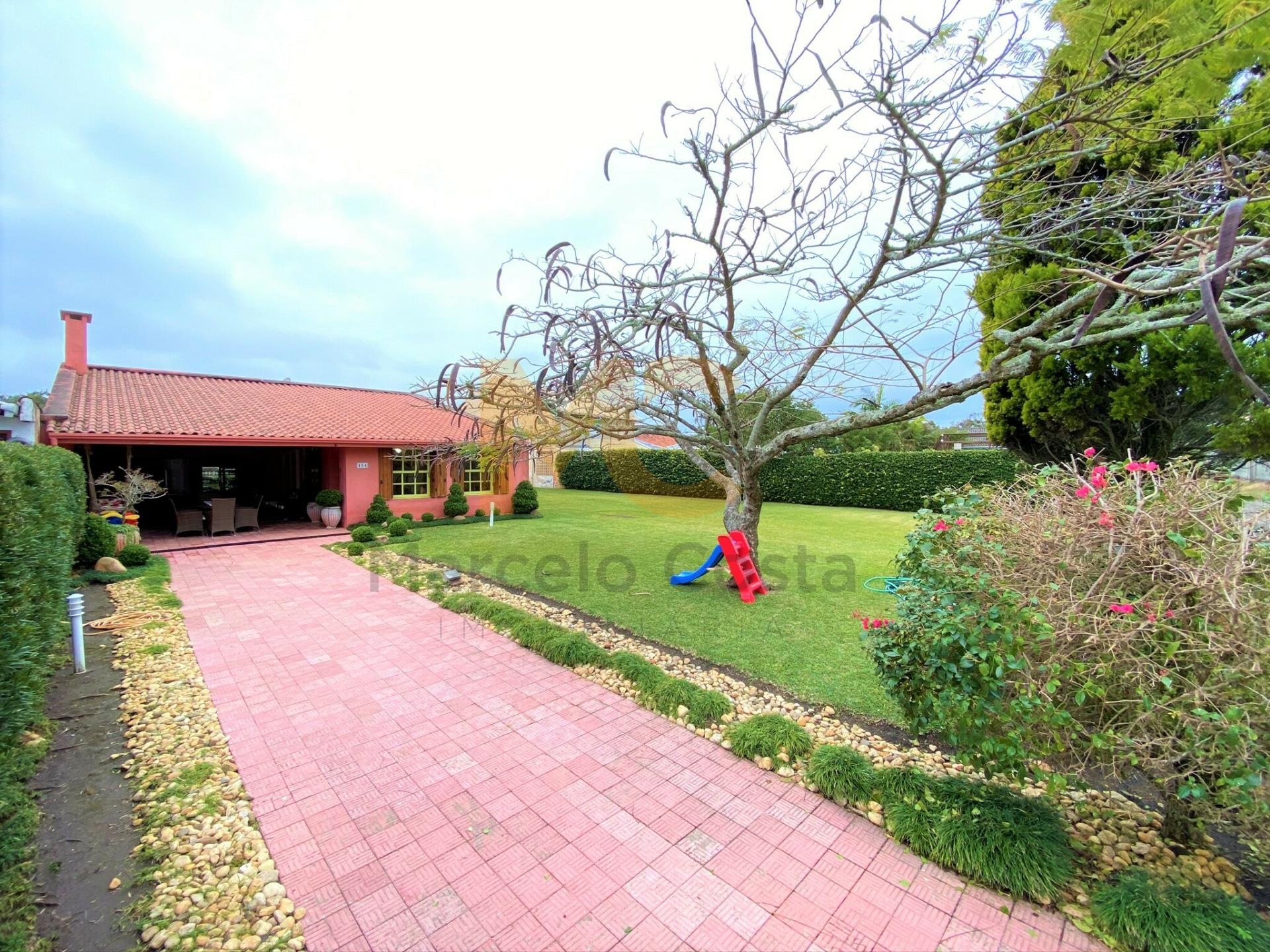 Casa 04 dormitórios - F-301
