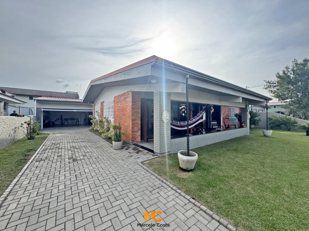 Casa 04 dormitórios - F-495