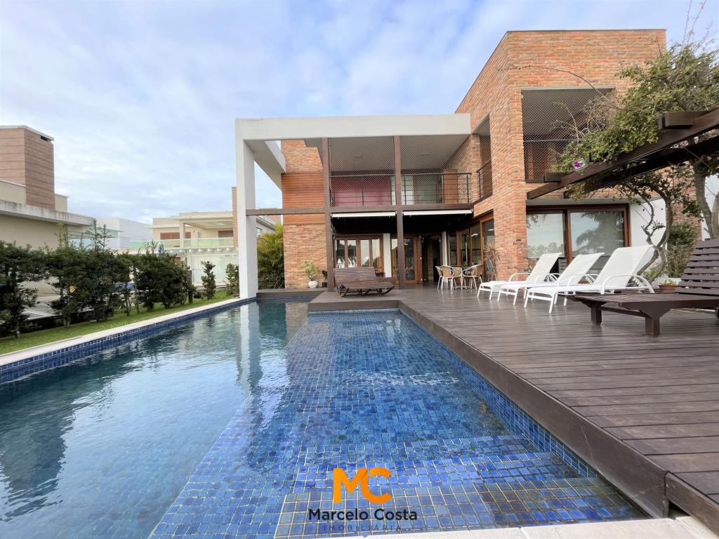 Casa condomínio 05 dormitórios - F-529