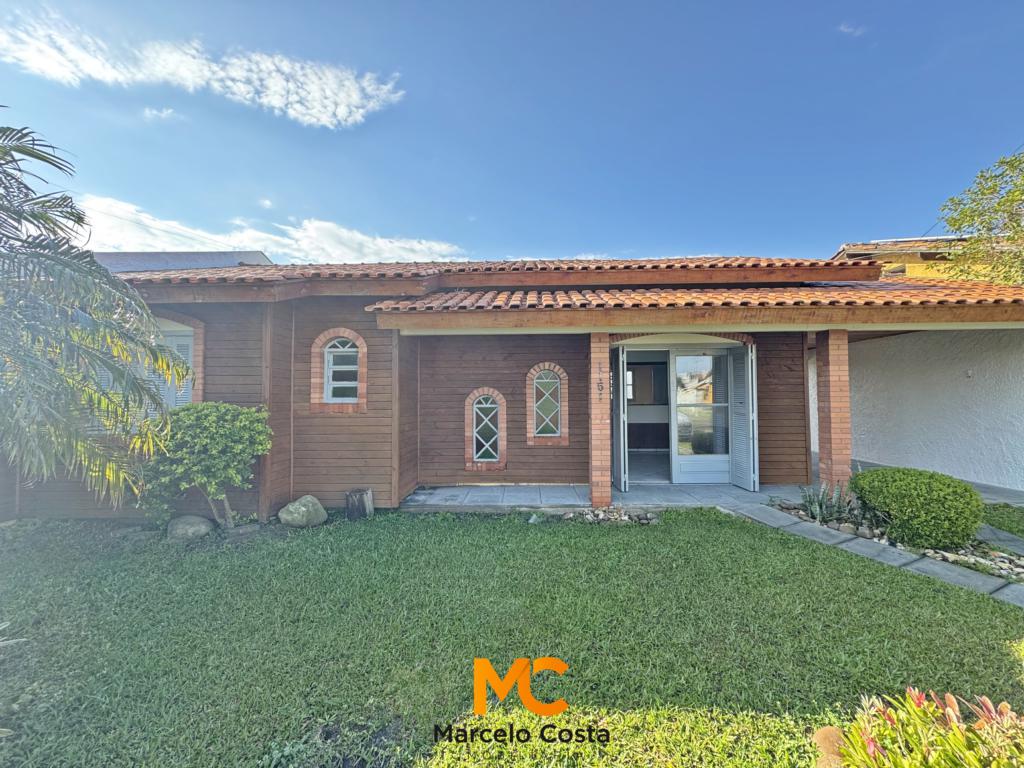 Casa 05 dormitórios - F-396