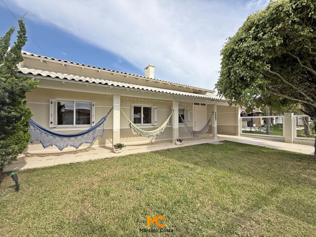 Casa 04 dormitórios - F-235