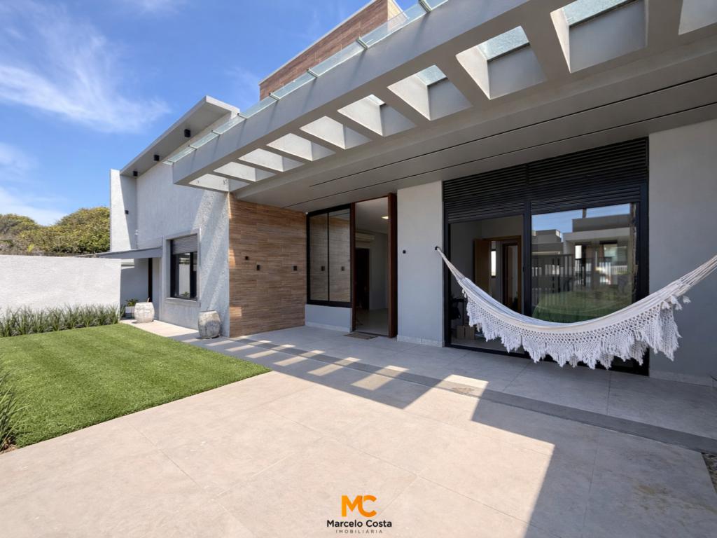 Casa 04 dormitórios - F-243
