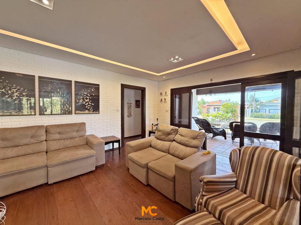Casa 04 dormitórios - F-231