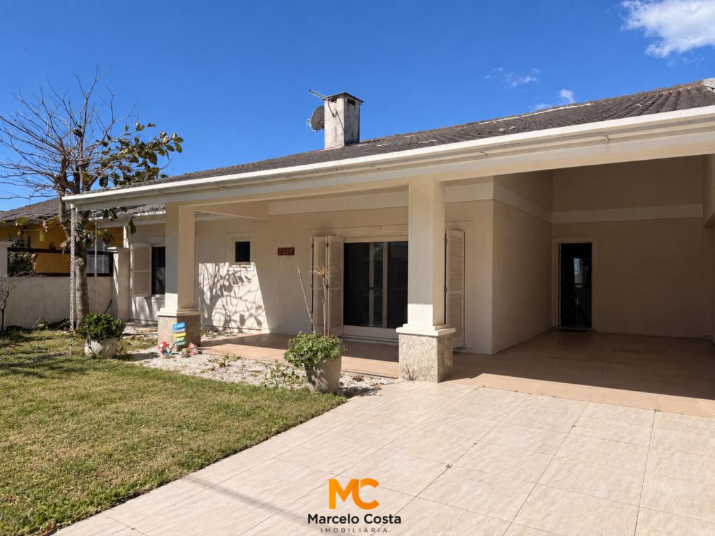 Casa 03 dormitórios - F-696
